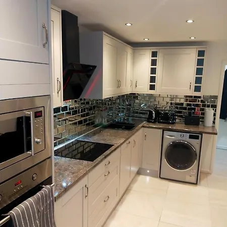 Impeccable 2-Bed House Apartment London Exterior photo