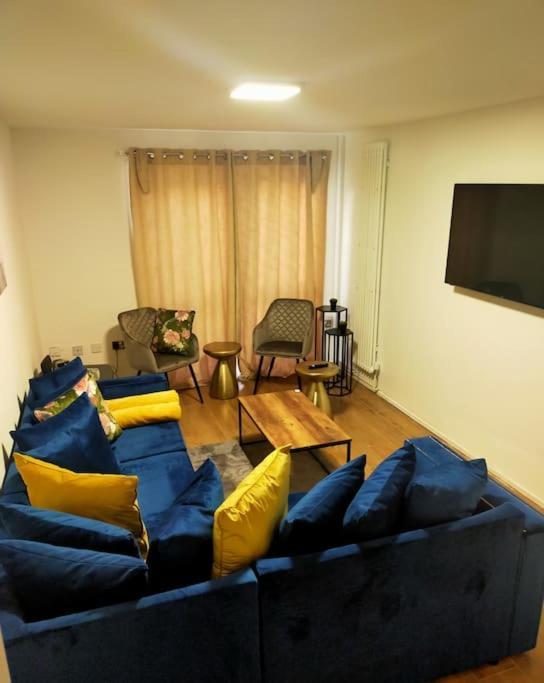Impeccable 2-bed House Apartment London