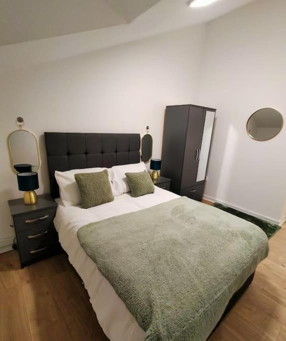 Impeccable 2-bed House Apartment *