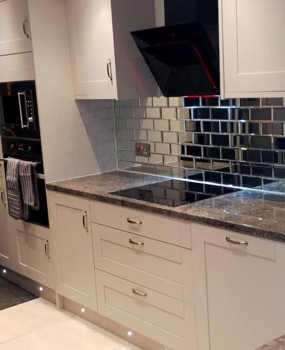 Impeccable 2-bed House Apartment *